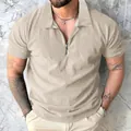 Dettaglio del polo beige a maniche corte a coste con un elegante colletto con zip - Albicocca