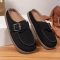 Mules classiques en daim noir à bout fermé avec boucle métallique et semelle plate - Noir