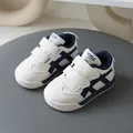 Weiße und marineblaue Kinder-Sneaker im German Trainer-Stil mit Klettverschluss. - Größe 21-25 (5er-Pack) / Blau
