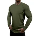 Close-up van olijfgroen heren-T-shirt met lange mouwen, ronde hals en slim-fit textuur - Legergroen