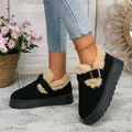 Detalle lateral de botas de nieve con plataforma negras para mujer con forro de felpa - Negro
