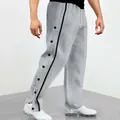 Vista laterale dettagliata dei pantaloni sportivi grigi da uomo con bottoni a pressione - Grigio chiaro