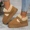 Botas de nieve de plataforma marrón con forro de piel sintética y detalle de hebilla. - Camel