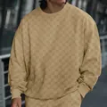 Détail d'un t-shirt à col rond pour homme avec motif jacquard à damier gaufré - Marron