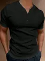 Detailansicht eines schwarzen Henley-T-Shirts mit Waffelstrick und Knopf-V-Ausschnitt - S / Oberteile / Schwarz