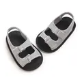 Gedetailleerd overzicht van zwart-wit gestreepte baby sandalen met zachte comfortabele zolen - Binnenlengte 11cm / Zwart