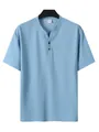 Nahaufnahme eines hellblauen Herren-Henley-Shirts mit Waffelstrick, Knöpfen und V-Ausschnitt - S / Oberteile / Himmelblau