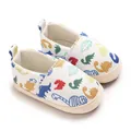 Vista detallada de zapatos cómodos para bebé con estampados de dinosaurios de colores - Dragón de Colores