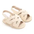 Detalle de sandalias de bebé en PU crema con diseño de correas cruzadas y suela blanda - Blanco