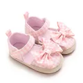 Detailansicht rosa karierter Babysandalen mit Schleife und Sohle in Strohoptik - Rosa