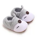Dettaglio di scarpe per neonati grigie e bianche con musetto di animale e orecchie 3D - Lunghezza Interna 11cm / Grigio biancastro