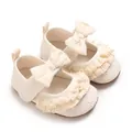 Vista dettagliata di scarpe da principessa per neonata color crema con volant e fiocco - Lunghezza Interna 11cm / Giallo