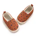 Detailaufnahme brauner Baby-Lauflernschuhe mit schwarzen Sternen und weicher Sohle - Braun