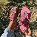 Primer plano de sandalias planas rosas con mariposa de pedrería y diseño calado. - 36 / Rosa