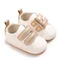 Detailansicht weißer und goldener Baby-Lauflernschuhe aus PU-Leder mit weichen Sohlen und Klett - Platin