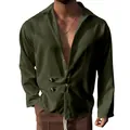 Détail d'une chemise olive à manches longues pour hommes avec fermeture boutonnée - Vert Militaire