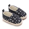 Vista dettagliata di scarpine blu navy per neonati con stelle e suola morbida - Blu