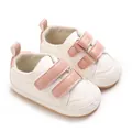 Detailansicht der weichen Baby-Lauflernschuhe aus weißem PU-Leder mit rosa Klettverschluss - Weiß-Rosa