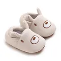 Dettaglio ravvicinato di scarpine beige per neonato con ricamo a orsetto e orecchie di coniglio - Lunghezza Interna 12cm / Grigio