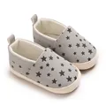 Dettaglio scarpe primi passi grigie per neonati con stelle nere e suola morbida - Grigio