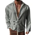 Détail de chemise décontractée grise pour hommes avec col en V et boucle unique. - Gris Fer