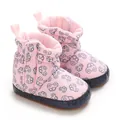Detailansicht der rosa Babystiefel mit blauem Auto-Muster und weichen Sohlen für Babys. - Innenlänge 11cm / Rosa