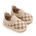 Detalle de zapatos suaves de punto a cuadros para bebé, transpirables y en beige - Albaricoque
