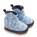 Detailansicht hellblauer Baby-Schneestiefel mit Auto-Print und weichen Anti-Rutsch-Sohlen - Innenlänge 11cm / Blau