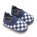 Vista detallada de los zapatos de bebé de algodón suave de punto a cuadros azules y blancos - Azul