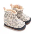 Detailaufnahme von Baby-Schneestiefeln mit Auto-Cartoon-Muster und weichen Sohlen - Innenlänge 11cm / Aprikose