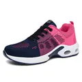 Dettaglio scarpe sportive da donna rosa e blu scuro con ammortizzazione ad aria - Rosso rosa