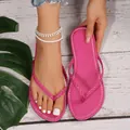 Vista dettagliata di infradito rosa da donna con cinturini intrecciati su legno - 36 / Rosso rosa
