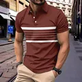 Detail eines weinroten gestreiften Polo-Shirts für Herren mit weißen Bruststreifen - Dunkelbraun