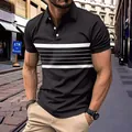 Detailansicht eines schwarzen Herren-Poloshirts mit weißen Streifen und Knopfkragen - Schwarz