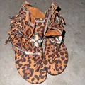 Sandalias planas de leopardo bohemio con flecos y detalles de conchas con cuentas - Estampado de leopardo
