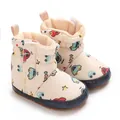 Detail von Baby-Schneestiefeln mit bunten Auto-Prints und weichen Sohlen - Innenlänge 11cm / Bunte Auto