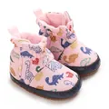 Detailansicht rosa Baby-Schneestiefel mit süßen Cartoon-Dinosaurier-Mustern - Innenlänge 11cm / Rosa Dinosaurier