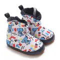 Detailansicht niedlicher Baby-Schneestiefel mit Dinosauriermuster und weicher Stoffsohle - Innenlänge 11cm / Weiße Dinosaurier