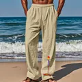 Détail d'un pantalon en lin pour homme avec un imprimé perroquet sur la jambe à la plage. - Kaki