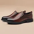 Elegantes zapatos de vestir de cuero marrón para hombre, estilo business casual formal. - 38 / 套脚渐变款(1607-26) / Marrón