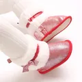 Nahaufnahme roter Glitzer-Babystiefel mit weißem Kunstpelzbesatz und Schleifendetail - Innenlänge 11cm / Rot