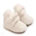 Detailansicht der weichen weißen Korallenfleece-Babyschuhe mit einer rutschfesten Sohle - Weiß