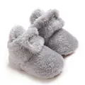 Detailansicht weicher grauer Korallenvlies-Babyschuhe mit warmer, flauschiger Textur. - Grau