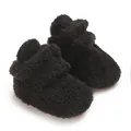 Detailansicht weicher schwarzer Baby-Korallenvlies-Stiefel mit warmer und flauschiger Textur - Schwarz