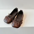 Klassische dunkelbraune Leder-Ballerinas für Mädchen mit weichen Sohlen und Kreuzriemen - Größe 23 Innenlänge 14.0cm / Kaffeebraun
