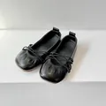 Elegante zwarte ballerina's voor meisjes met gekruiste elastische bandjes en zachte zolen. - Maat 23 Binnenlengte 14.0cm / Zwart