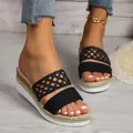 Damen Keilsandaletten in Schwarz mit ausgehöhlten Flechtriemen und Espadrille-Plateausohle - Schwarz