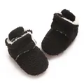 Gemütliche schwarze Plüsch-Babyschuhe mit weicher Sohle und weißem Futter für Kleinkinder. - Schwarz
