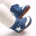 Vista detallada de botas de invierno azules para bebé con estrella y forro suave - Azul marino