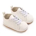 Detailopname van witte PU-lederen babyschoenen met zachte antislipzolen voor baby's en peuters - Wit